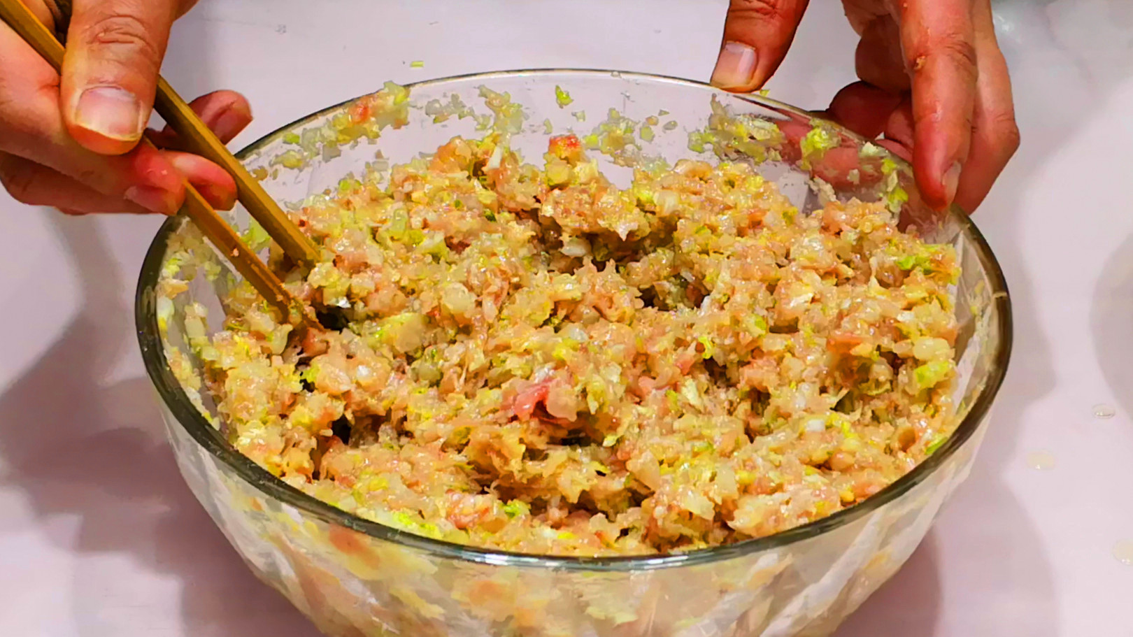  饺子|拌饺子馅时，到底要不要放葱姜蒜以前没注意，难怪饺子不鲜美