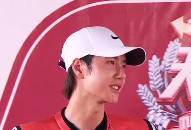 比赛|在王一博摩托车比赛中,当他摘下头盔休息时,他真的认为认错人