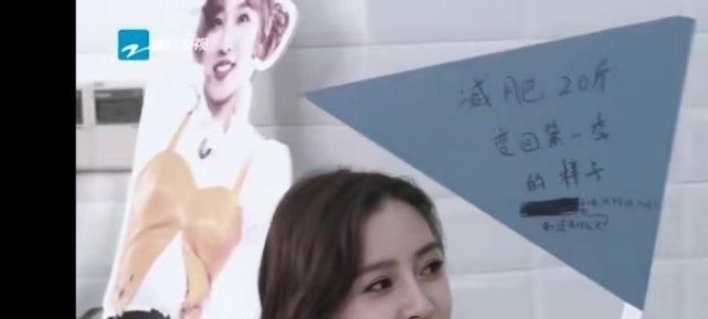  郑恺录|跑男郑恺录跑男瘦了10斤，蔡徐坤熊抱郑恺，郑恺带了一朵什么花