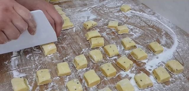  我家|我家面粉就爱这样做，加4个鸡蛋，做法比麻花简单，比油条都好吃