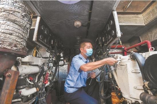  划船|划船上班帐篷办公，民警江中护平安