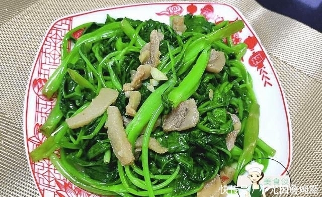  发黑|炒空心菜时发黑？焯水加醋都不对，大厨教您1招，空心菜又脆又绿