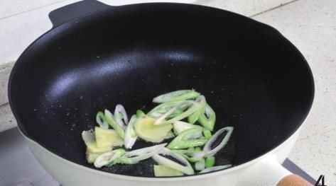  饭菜|这种小海鲜加上泡菜，随便一炒，就是一道下饭菜，香辣爽脆