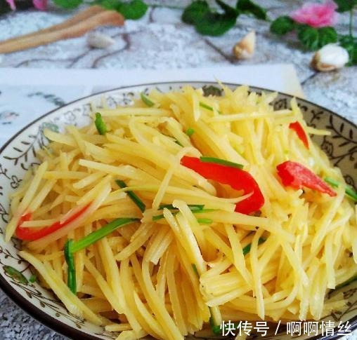 酸辣|酸辣土豆丝的正确做法,先焯水你就错了,教你土豆丝脆爽好吃技巧