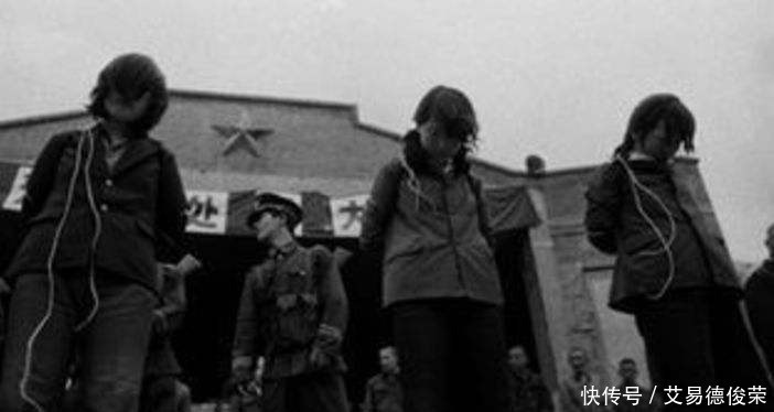  老照片|80年代严打老照片：强奸犯挂牌子游街示众，女犯人被公审