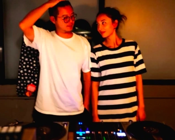  梁学储|郑希怡和老公约会显随意，梁学储T恤配黑框，老婆却穿条纹睡衣