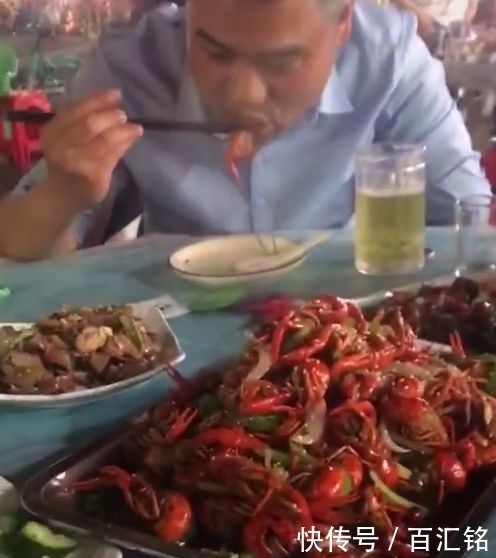 小龙虾|小伙吃夜宵,发现大厨问每桌要一只龙虾吃,询问后不淡定了