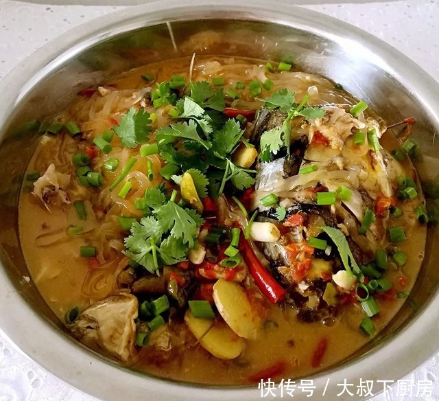 大叔|胖头鱼怎么做好吃？大叔教你胖头鱼炖粉条，鲜嫩味美，Q弹爽滑