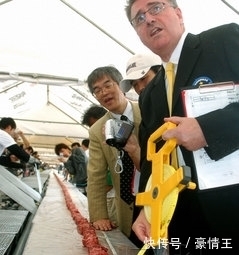 撸串|日本造出世界最长烤肉串,这够多少人同时撸串?