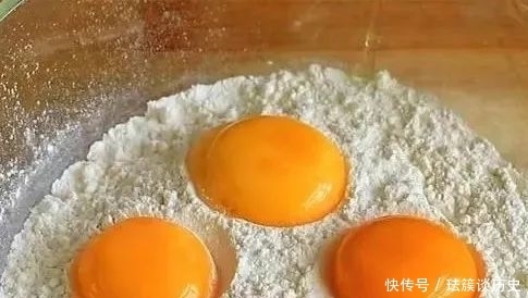 面粉|面包新做法:面粉中打4个鸡蛋,不和面不揉面,简单好做一看就会