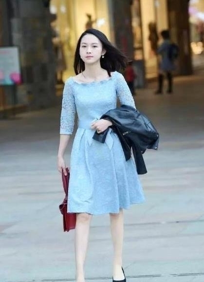  身材|美女街拍身材曼妙的小姐姐，紧身裙的穿搭，美得更青春