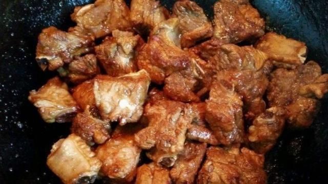 口感|焯排骨用“冷水”还是“沸水”做错了肉发柴,以后别犯这错误了