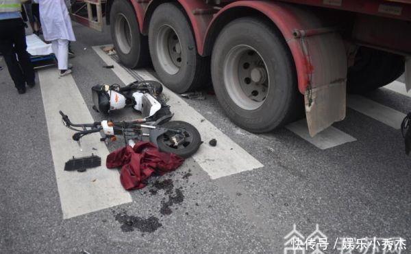  手机|骑车未戴头盔玩手机 人车被卷大货车车底