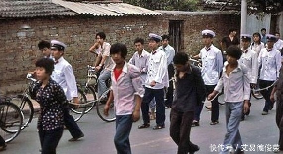  老照片|80年代严打老照片：强奸犯挂牌子游街示众，女犯人被公审