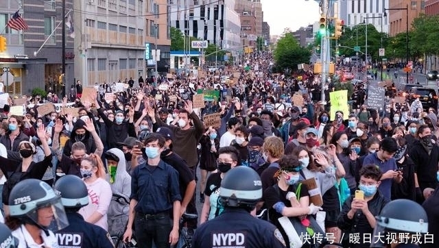  助威|美国警察执法中反被锁喉，头部还遭重创缝数针，群众一旁欢呼助威