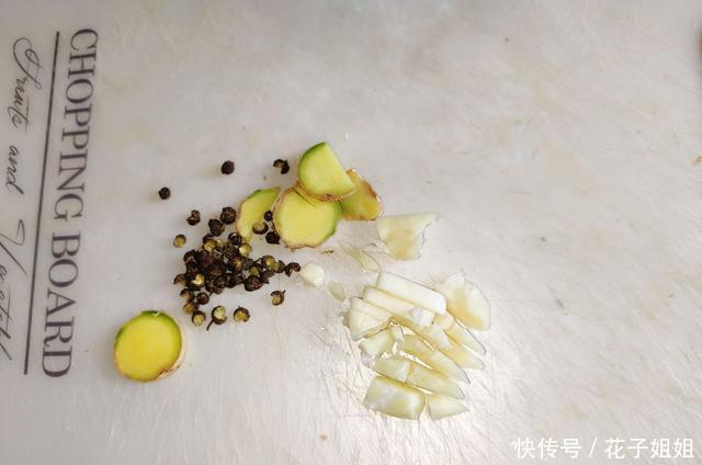 麻辣烫|闺女最馋这麻辣烫,红油浓香,酷辣入味,不用买底料,做法超简单