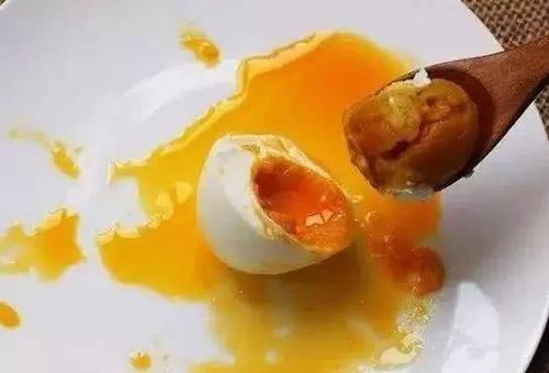 咸鸭蛋|腌鸭蛋时,别只会加白酒和食盐多加一点它,蛋黄个个起沙流大油