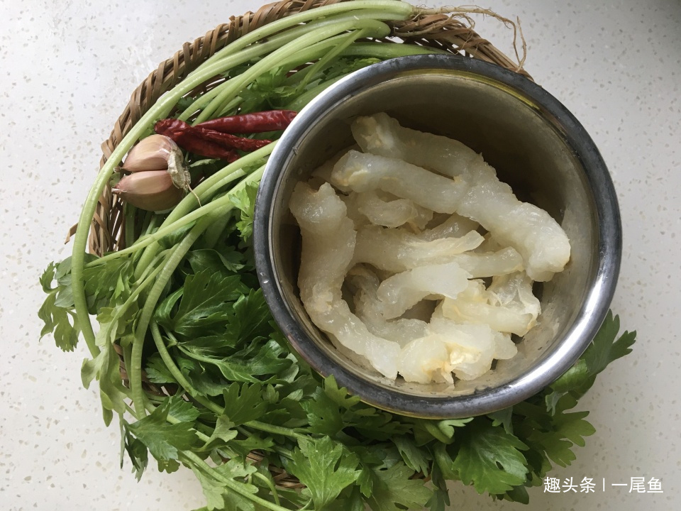 芹菜炒蹄筋|这菜炒一炒五分钟就上桌,胶原蛋白丰富又鲜又滑,老人孩子要常吃