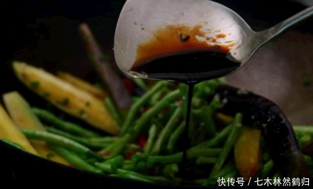 烧茄子|老家常见下饭菜,长豆角烧茄子,软烂鲜香,又得多吃两碗饭