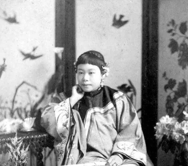 妇女|清朝真实格格老照片图4宫女美如画,图8妇女憨态可掬!