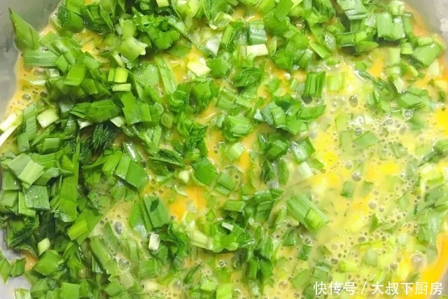  香嫩|韭菜怎么做？大叔教你韭菜煎鸡蛋，香嫩味美，简单易学，非常好吃