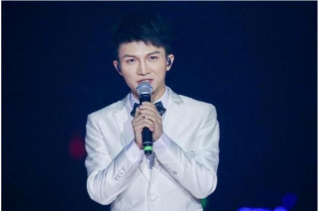  请动|《好声音》三次才请动他，却被那英早早淘汰，如今拿奖不断