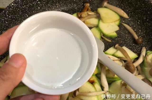 西葫芦|冬季,别错过这素菜,比吃大鱼大肉强,鲜美可口,10分钟搞定