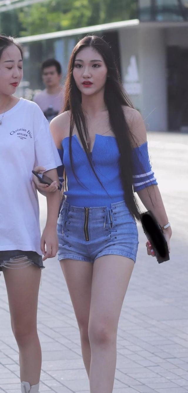 穿搭|抹胸上衣还开叉？只能说勇气可嘉