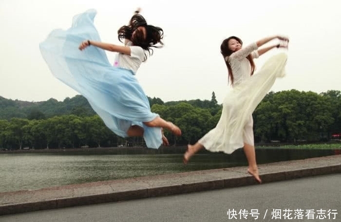 你俩|妹子,你俩穿个裙子还跳这么高,有点淑女形象好不?太尴尬了吧