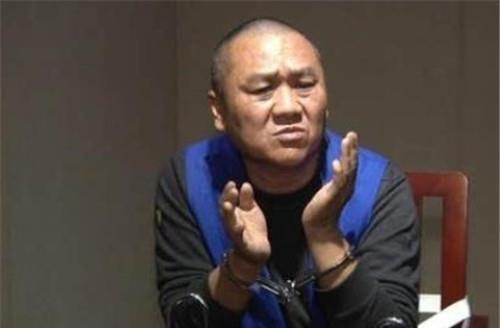 老婆|他抢银行潜逃16年，被捕时已有4个老婆，生12个孩子，身家几个亿