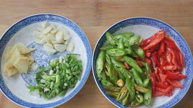 豆腐|夏天就馋豆腐这个吃法,切一切煮5分钟,出锅连渣都不剩,太好吃