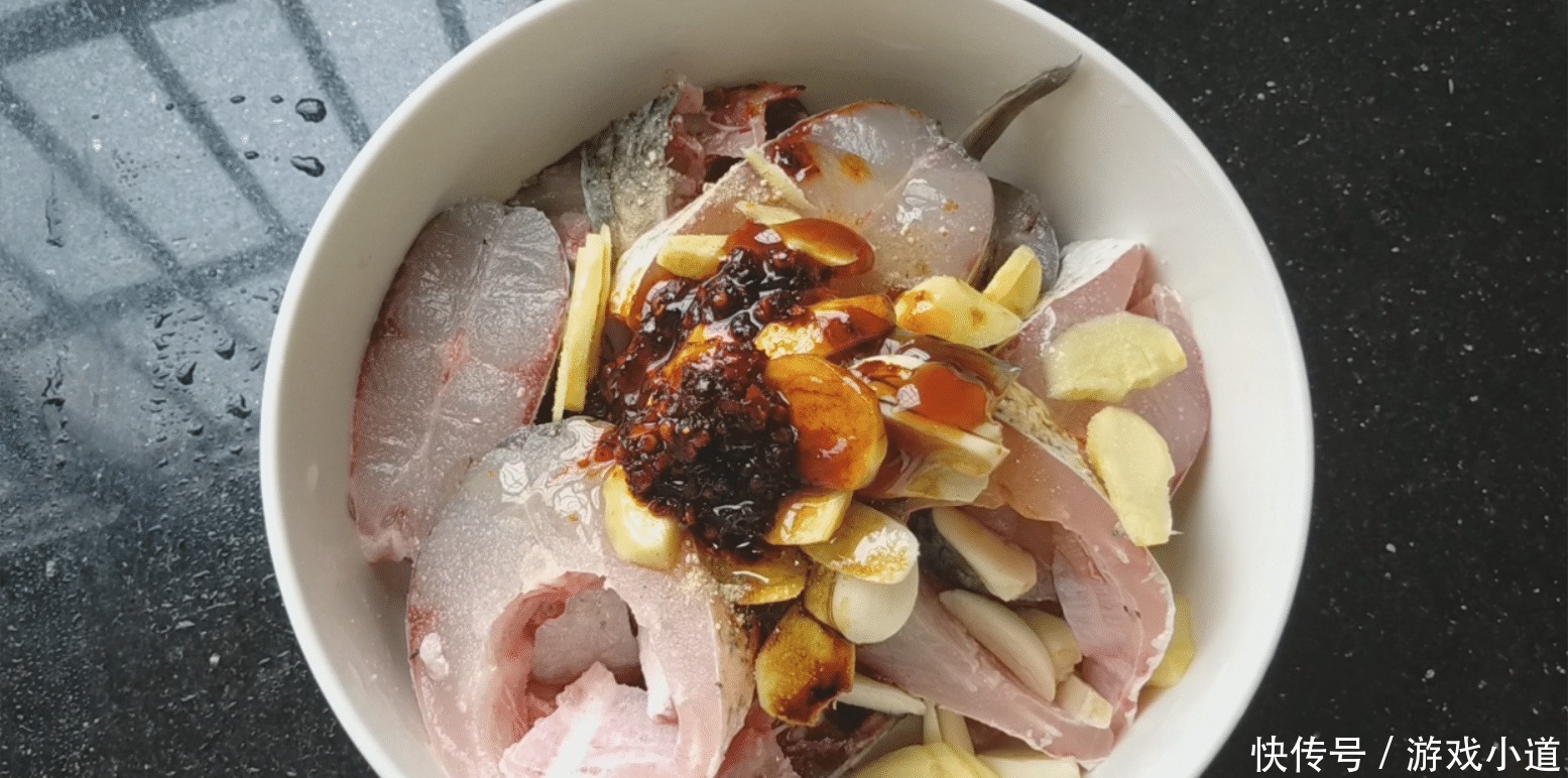 一滴水|3斤草鱼这样做吃着真过瘾,不煎不炸不加一滴水,嫩滑好吃无腥味