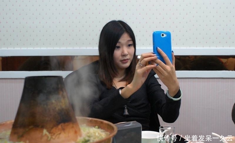 火锅店|美女火锅里吃出避孕套,老板免单赔钱,看了监控后警察带走了她