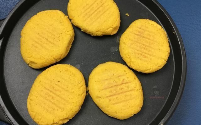  玉米面|一点白面也不掺，这才是正宗玉米面贴饼子，外壳焦脆太好吃了