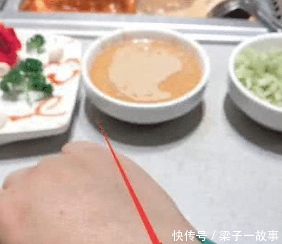 男子|男子去海底捞吃饭,服务生看到手上的手环,直接送了一盘东西!