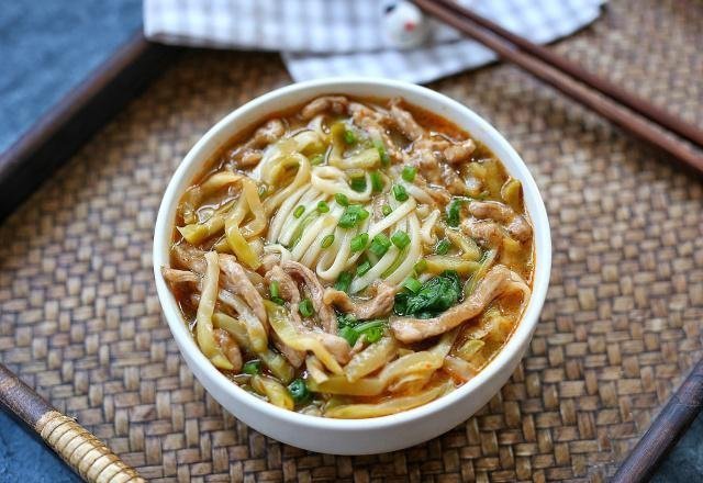 再配|榨菜别再配粥吃了,用来煮面味道更香,好吃到连汤汁都不剩