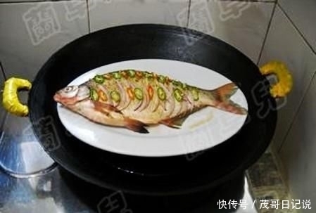 鱼含|鱼腥的“克星”是它，不是葱和姜，做鱼时加一点，鱼肉鲜嫩无腥