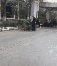 GIF|搞笑GIF:摔倒是不可能摔倒的,这辈子都不可能摔倒