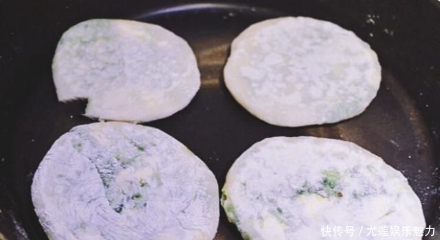  饺子|不要总是用面粉蒸面包。加一把韭菜和两个鸡蛋，比饺子好吃