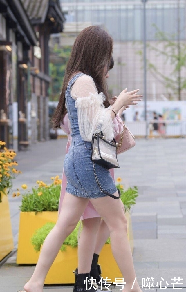  抹胸上衣|被“低估”的牛仔裙，却成了大胯的“克星”，怎么穿都很优雅！