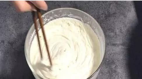 好吃|北方人最爱的糕点,搅一搅蒸一蒸,撒上葡萄干,比发糕好吃10倍