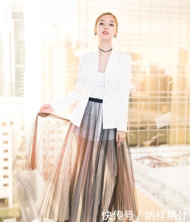  裤子|Baby带火了一种穿法叫“里面裤子，外面裙子”，高级感十足