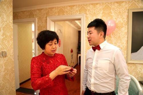 结婚|女方父母临时加价“30万彩礼”，男方最终放弃，女方痛哭不已