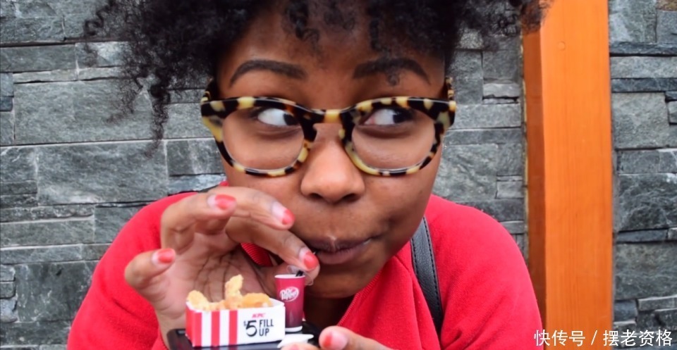 地上|世界最小的肯德基店,一份炸鸡比手指还小,还得趴在地上取餐