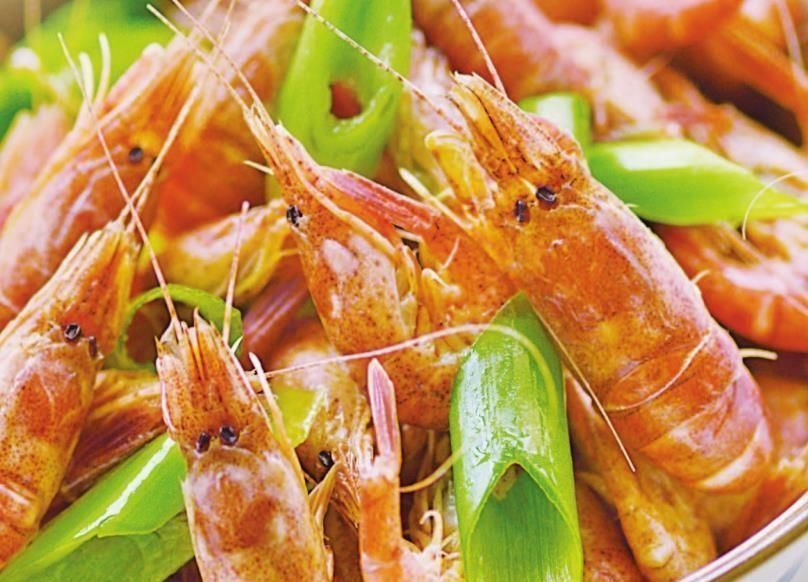 下饭|煮好的小虾别直接吃，加一把小葱拌一拌，鲜香补钙，开胃下饭