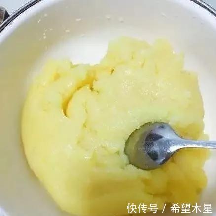 做法|最简单的月饼做法,一蒸一揉就搞定,口感带点爽脆又带点软糯