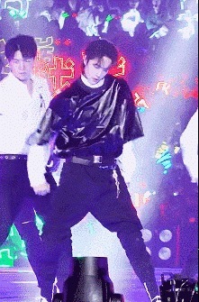  王一博|王一博的舞蹈水平能当街舞队长专业舞者评价偶像中的职业舞者