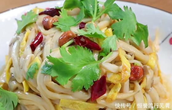 红烧肉|杏鲍菇里加2个鸡蛋,不炒不炖不刀切,好吃下饭,比红烧肉受欢迎