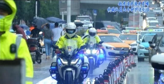  高峰|赶考途中遇早高峰 汉警快骑队员九分钟护送到位