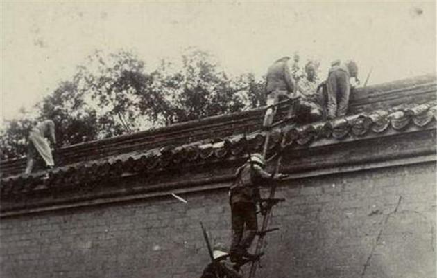 抵制洋人|晚清老照片图二是义和团女兵，图四是翻墙进入紫禁城的八国联军